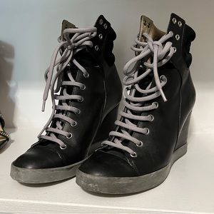 See By Chloe Wedge Sneakers Heels Boits. 39 1/2 8 1/2. Lace up. Bootie